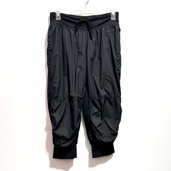 Nike Revival Women’s Black Woven Capri - Picture 1 of 12